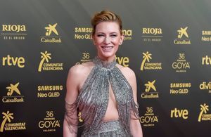 Sur le tapis rouge, Cate Blanchett ose le tailleur-pantalon twisté