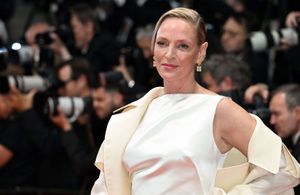 Uma Thurman sublime le trench-coat XXL sur le tapis rouge de Cannes