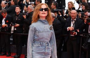 Veste en jean et jupe maxi : Isabelle Huppert mise sur l’élégance décontractée sur le tapis rouge