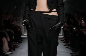 À la Fashion Week de Paris, Tom Ford réintroduit cette coupe des années 2000 qui fait débat