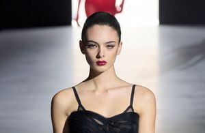 Deva Cassel défile en robe transparente pour Dolce & Gabbana