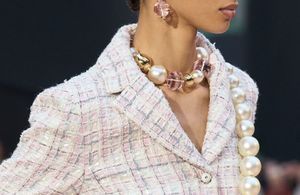 ELLE Debriefe – Fashion Week jour 9 : Les perles XXL chez Chanel, le podium V.I.P. de Miu Miu...