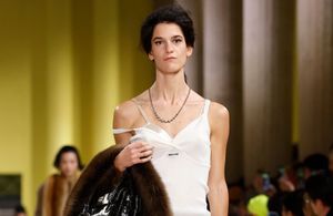 En débardeur et lingerie apparente, Suzanne Lindon fait sensation sur le podium Miu Miu