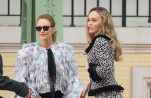Veste à plumes et tailleur en tweed : Vanessa Paradis et Lily-Rose Depp font sensation au défilé Chanel