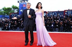 Amal Clooney, sublime à l’occasion de son premier passage sur le tapis rouge depuis la naissance des jumeaux