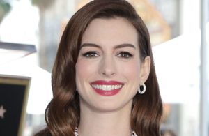 Anne Hathaway : son look seventies nous fait envie