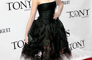 Anne Hathaway mise sur la robe bustier ! 
