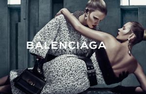 Exclu : toutes les images de la nouvelle campagne Balenciaga avec Kate Moss et Lara Stone