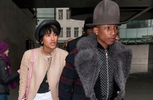 Pharrell Williams ne quitte plus son chapeau bizarre !