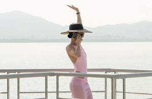 Ces créations de Jacquemus s’offrent une apparition remarquée dans « The White Lotus »
