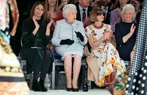   Elisabeth II, bête de mode au vestiaire aussi chic que politique