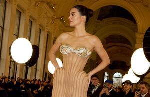 ELLE Debriefe – Fashion Week Jour 1 : la démarche hypnotique de Kendall Jenner au défilé Schiaparelli