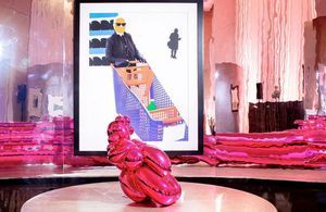 Gants, coussin à chat, œuvre d'art... les biens personnels de Karl Lagerfeld s'arrachent à prix record