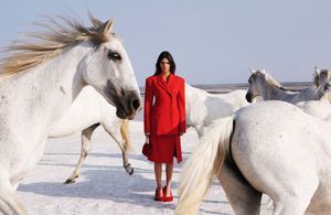 Kendall Jenner murmure à l’oreille des chevaux pour Stella McCartney