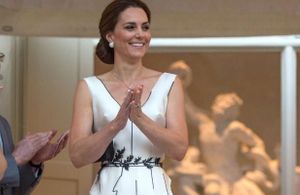 Le message délicat derrière la robe blanche portée par Kate Middleton en Pologne