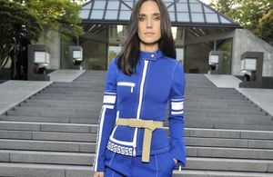 Pourquoi elle est bien : le total look bleu de Jennifer Connelly au défilé croisière Louis Vuitton