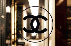 Retrouvée dans un grenier, cette tunique Chanel vendue aux enchères pour un record mondial