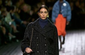 Chic et sophistiqué : le caban est le manteau phare des adeptes du quiet luxury