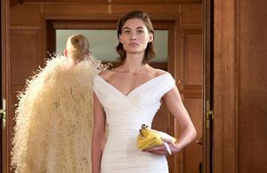 Élégante et sophistiquée, la robe drapée s'impose comme l’indispensable des soirées d'été 