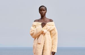 « Le Mépris » : Jacquemus revisite l’iconique peignoir de Brigitte Bardot 