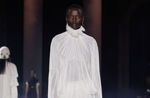 Cette chemise aux accents néo-romantiques est la tendance chic du printemps
