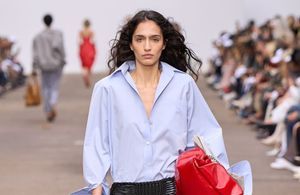 Fraîche, chic et désirable : la chemise bleu clair coche toutes les cases ce printemps