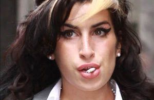 Agression : Amy Winehouse a juste « poussé » la groupie