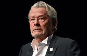 Alain Delon : un archevêque et ami de l’acteur confirme sa romance avec Hiromi Rollin