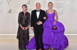 Albert de Monaco et la princesse Caroline récompensent Sharon Stone pour son engagement