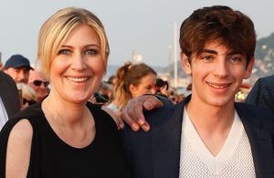 Amanda Sthers : la réalisatrice foule le tapis rouge du Festival de Cabourg au bras de son fils