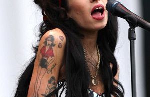  Amy Winehouse agresse un homme dans l'avion