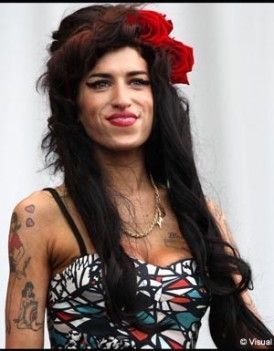 Amy Winehouse, en larmes, revient à Londres
