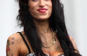 Amy Winehouse se la joue mère Teresa