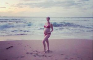 Anne Hathaway affiche son ventre rond en Bikini
