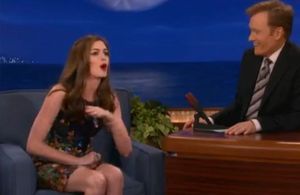 Anne Hathaway s’essaie au rap sur un plateau TV !