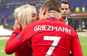 Antoine Griezmann et sa femme : tendre baisers pour le champion, et câlins avec leur fille !
