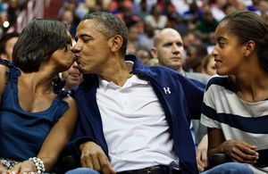 Baiser sur grand écran entre Michelle et Barack Obama