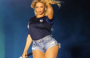 Beyoncé et Jay-Z portent le maillot à deux étoiles de l’équipe de France au Stade de France