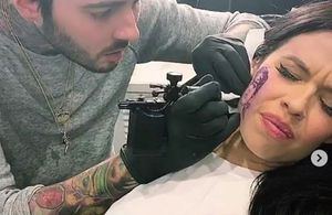 Cette chanteuse se fait tatouer le visage de Harry Styles sur la joue : voilà le résultat