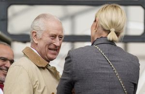 Charles III de retour pour une visite surprise : ce geste tendre à sa nièce Zara Tindall