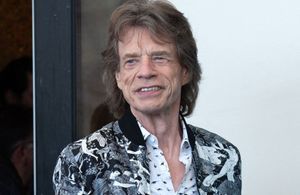 Confiné dans son château français, Mick Jagger se met en scène et parodie ses occupations