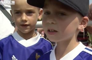 Craquant : Griezmann, âgé de 7 ans, demandant des autographes aux Bleus de 98