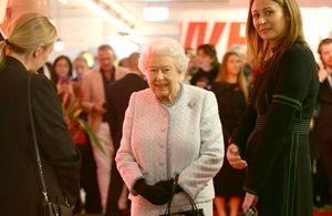 Dingue : la reine d’Angleterre au premier rang d’un défilé avec Anna Wintour !
