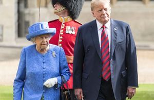 Donald Trump gaffe face à la reine d’Angleterre, la presse anglaise se moque de lui !