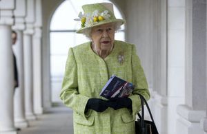 Elisabeth II souriante pour sa première apparition depuis les funérailles du prince Philip