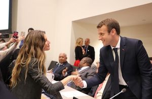En images : quand Gisele Bündchen tombe littéralement sous le charme d’Emmanuel Macron