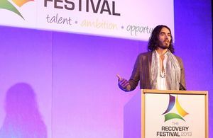Fondation Amy Winehouse : Russell Brand témoigne