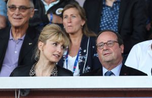 François Hollande et Julie Gayet encouragent les Bleues avant le coup d'envoi de la Coupe du Monde