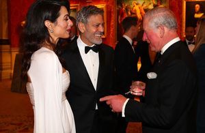 George Clooney : une soirée à Buckingham Palace avec le prince Charles
