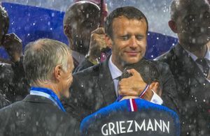 Griezmann et Macron : le câlin qui enchante les internautes